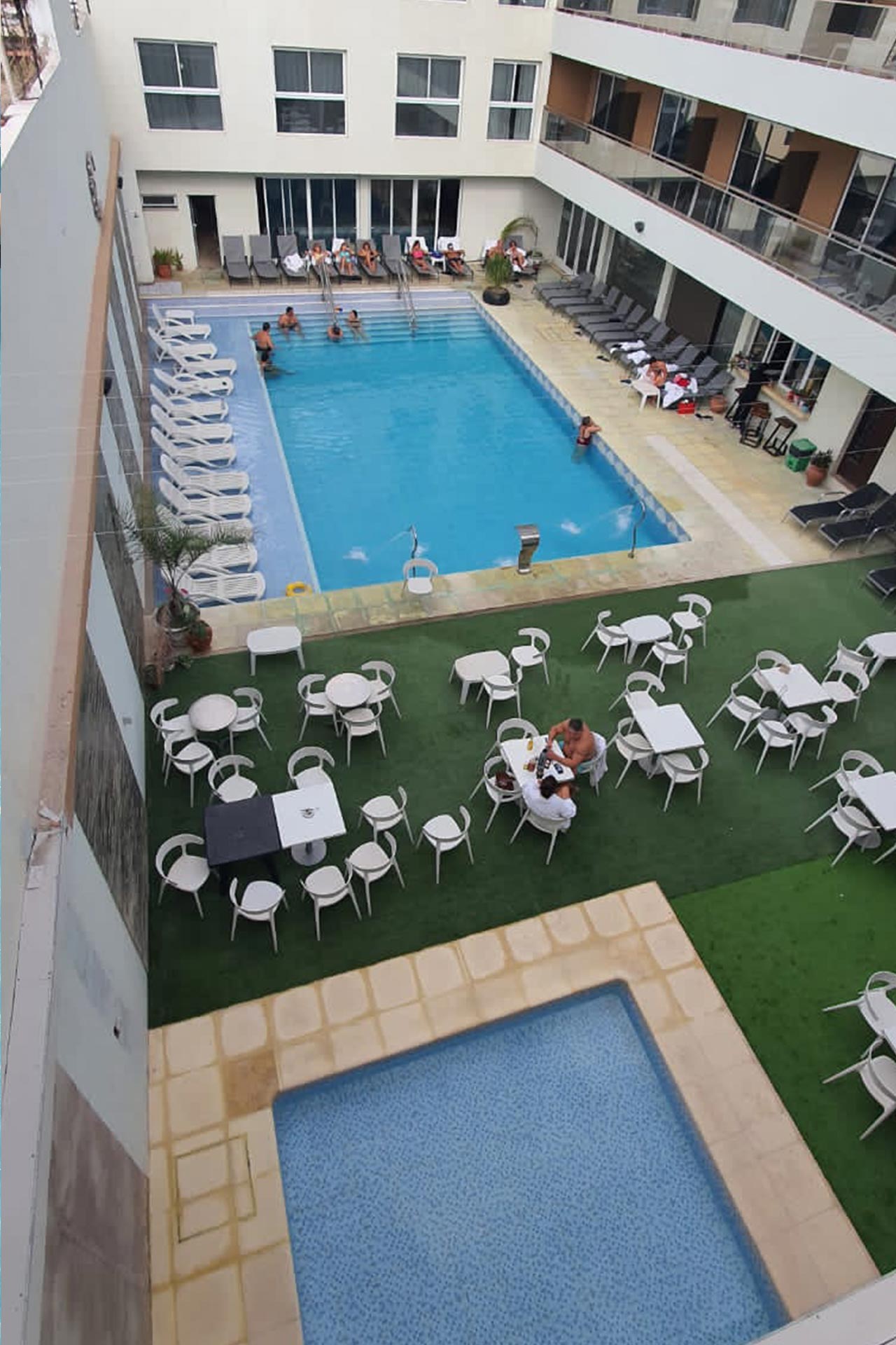 calido-hotel-temal-piscinas-externas-1280x1920