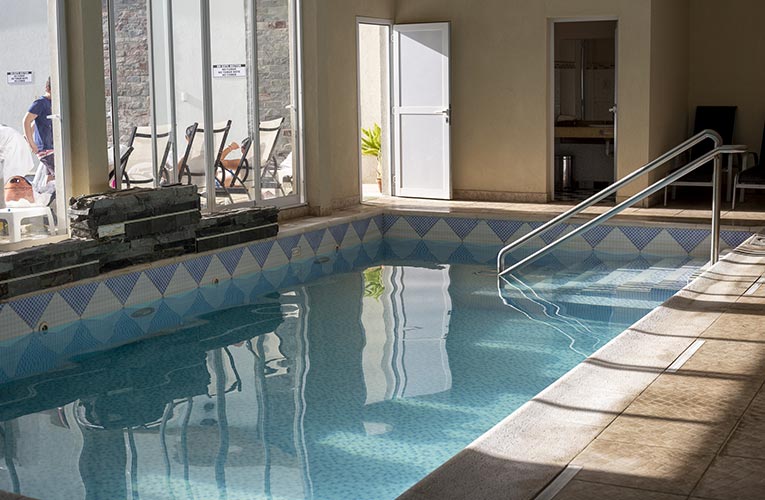calido-hotel-termal-piscina-techada-765x500